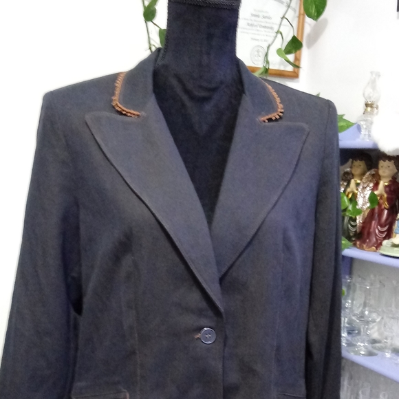 Studio Ease Jacket - Picture 2 of 8